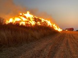 Pożar koło miejscowości Płotno. Spaliło się 600 bel siana