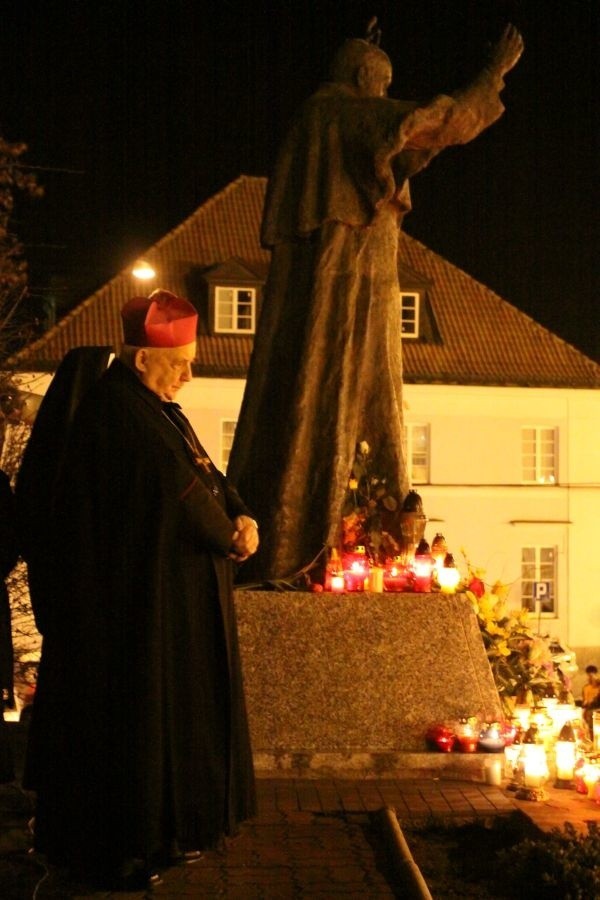 Pomnik Jana Pawła II przed katedrą