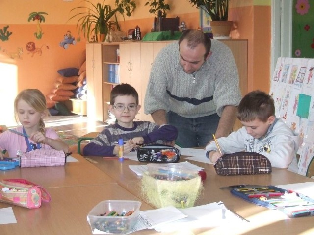Dzieci uwielbiają zajęcia plastyczne. Na zdjęciu (od lewej): Martyna Pacholak, Artur Szymański, nauczyciel Krzysztof Stronikowski oraz Nikodem Majewski