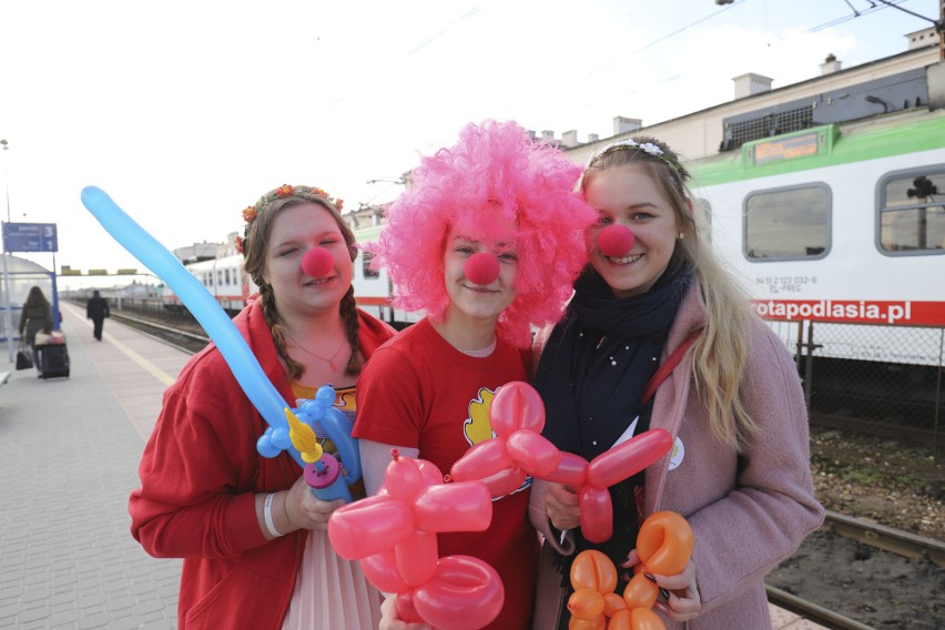 Wolontariusze Fundacji "Dr Clown" wywoływali uśmiech na dworcu PKP 