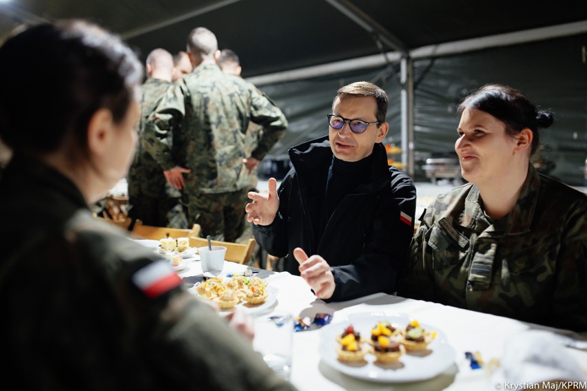 Premier Mateusz Morawiecki i szef MON Mariusz Błaszczak spotkali się w Wigilię z żołnierzami służącymi na granicy polsko-białoruskiej