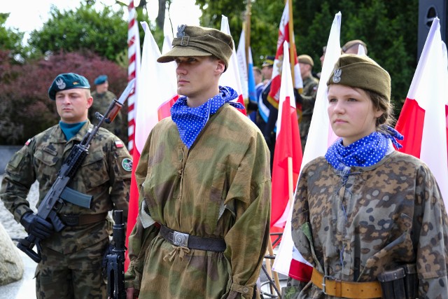 W Toruniu  obchodzono 78. rocznicę wybuchu powstania warszawskiego. O godzinie 17, czyli w godzinę „W”, w którą 1 sierpnia 1944 roku wybuchło w Warszawie powstanie, rozpoczęła się uroczystość patriotyczna pod pomnikiem ku czci żołnierzy Armii Krajowej na placu Rapackiego. Odegrało hymn państwowy, były przemówienia. Pod pomnikiem złożono kwiaty. W trakcie uroczystości kolportowano kolejny numer „Gazetki Powstańczej”. W hołdzie dla powstańców i walczącej stolicy o godzinie 17 w całym Toruniu rozległ się dźwięk syreny.