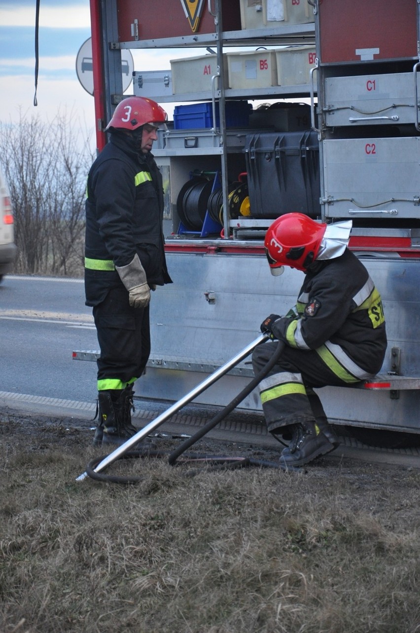 Wypadek pod Osiekiem. Zderzyły się dwa tiry i auto osobowe (ZDJĘCIA)