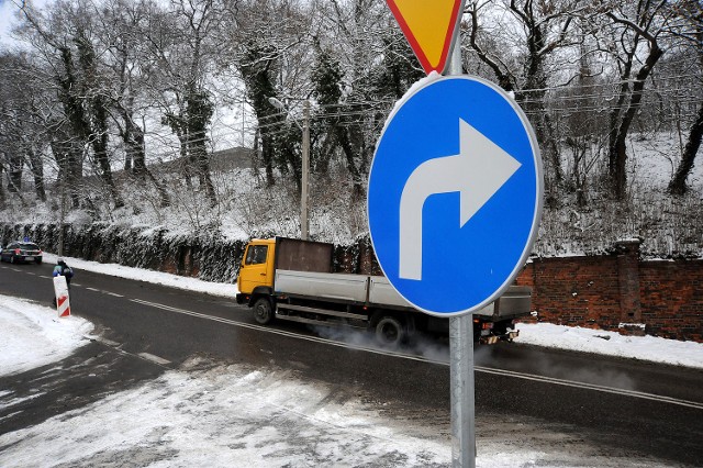 Zdaniem naszego Czytelnika ten znak utrudnia komunikację, bo klienci wyjeżdżajacy ze sklepowego parkingu muszą jechać tylko w dół.