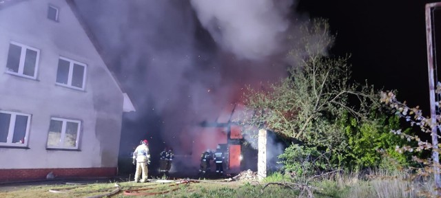 Do bardzo groźnego pożaru doszło w sobotnią noc, 7 maja. Z relacji świadków wynika, że mieszkańcy uciekali przez okno. W akcji ratunkowej brało udział pięć zastępów straży pożarnej. ZOBACZ ZDJĘCIA Z AKCJI RATUNKOWEJ >>>