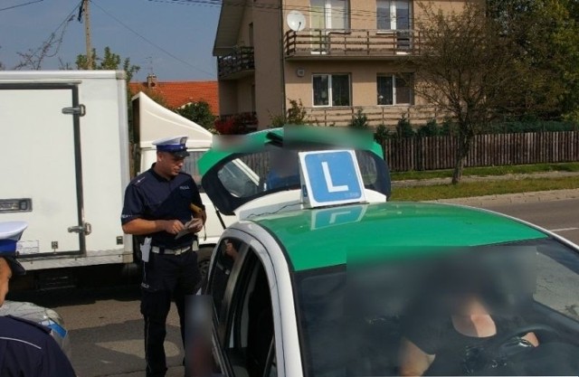 We wszystkich wymienionych przypadkach zatrzymano dowody rejestracyjne natomiast szkolenie pojazdem zagrażającym bezpieczeństwu zostało przerwane. Policjanci nałożyli także 3 mandaty karne za nieprawidłowo wypełnioną dokumentację szkoleń lub jej brak.Funkcjonariusze białostockiej drogówki zapowiadają, że tego typu działania będą kontynuowane.