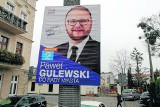 Plakaty wyborcze w Toruniu - nie wszyscy zdążyli je posprzątać. Komu grozi pięćset złotych mandatu karnego?