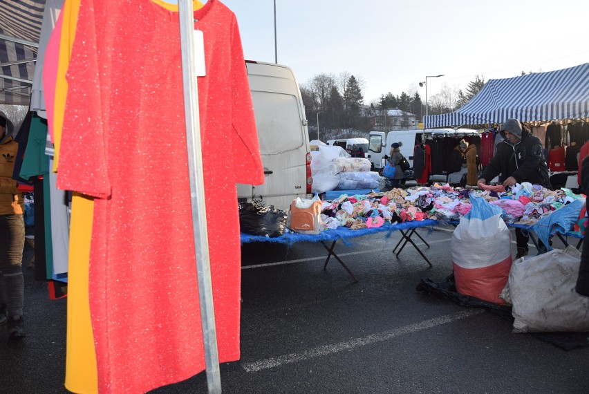 Odwiedzających rzeszowski bazar przy ul. Dworaka przyciągają...