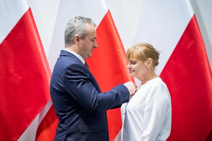 Medale w imieniu Prezydenta RP wręczał wojewoda Mikołaj...