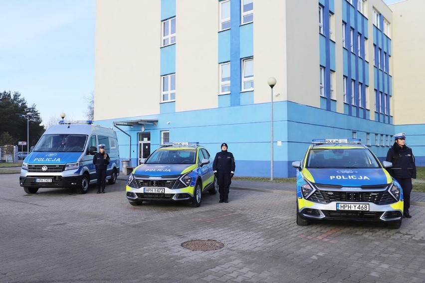 Ostrołęcka policja dostała dwa nowe radiowozy. Uroczyste przekazanie pojazdów odbyło się 30.01.2024