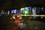 Mężczyzna wpadł pod tramwaj na al. Różyckiego we Wrocławiu. Jego stan jest krytyczny | ZDJĘCIA