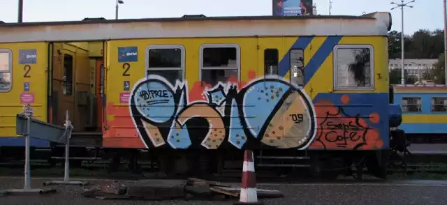 Ten wagon 25-latek zamalował na dworcu w Słupsku. Wpadł natomiast w Gdyni.