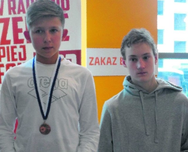  Pływak Delfina Połaniec Łukasz Kutz (z lewej) w Radomiu zdobył brązowy medal na 50 metrów stylem motylkowym. 