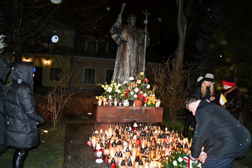 Przed pomnikiem Jana Pawła II złożono kwiaty i zapalono...