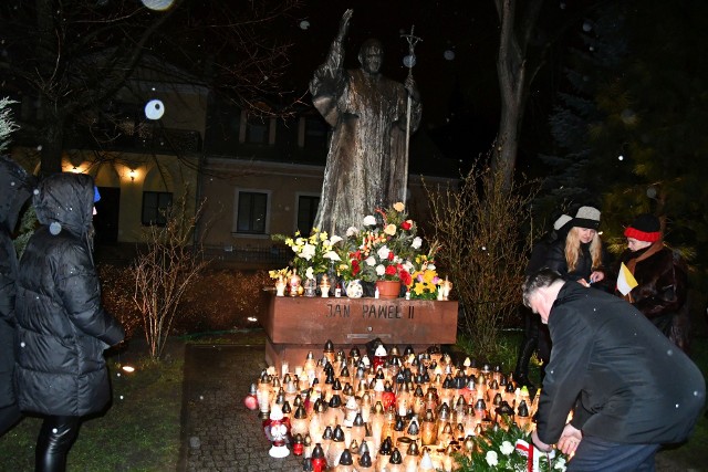 Przed pomnikiem Jana Pawła II złożono kwiaty i zapalono znicze.