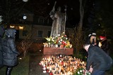 Prawie tysiąc osób na modlitewnym czuwaniu w Kielcach w 18. rocznicę śmierci Jana Pawła II. Byli księża biskupi, znani politycy 
