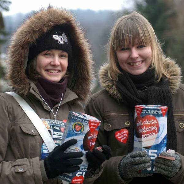 Paulina i Basia, gimnazjalistki z Iwonicza Zdroju, po raz pierwszy kwestowały na rzecz Wielkiej Orkiestry Świątecznej Pomocy. - Chcemy pomagać chorym dzieciom - mówią.