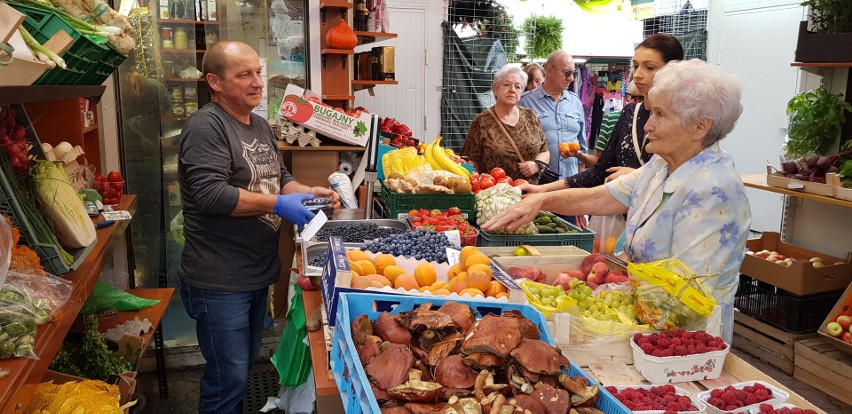 Ceny owoców, warzyw i grzybów na targu na placu Miarki w...