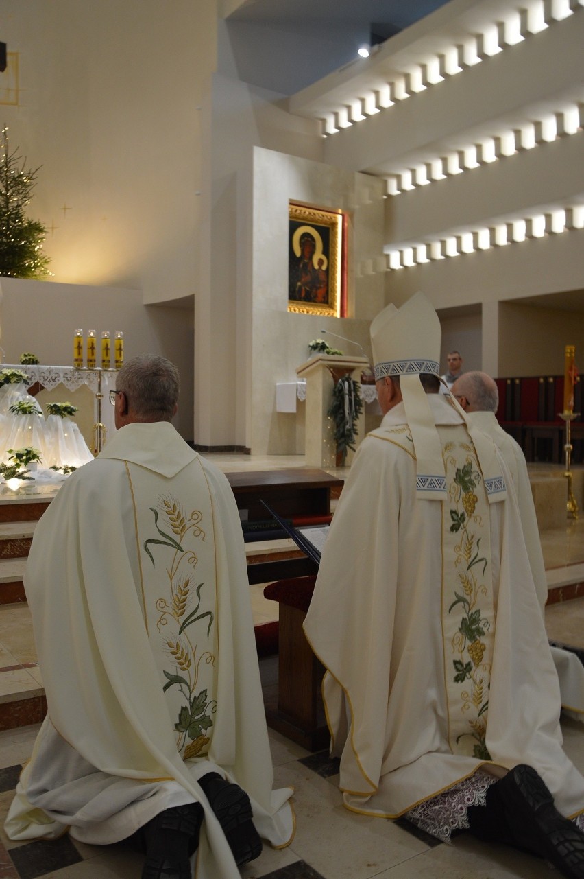 Noworoczna msza święta w parafii Najświętszej Maryi Panny Królowej Polski w Pionkach z biskupem Turzyńskim