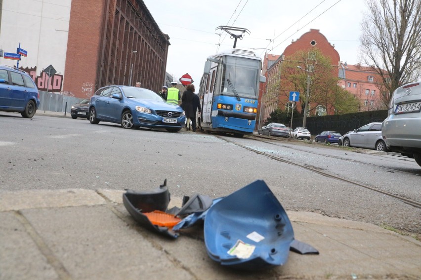 Wypadek z udziałem tramwaju i samochodu osobowego....