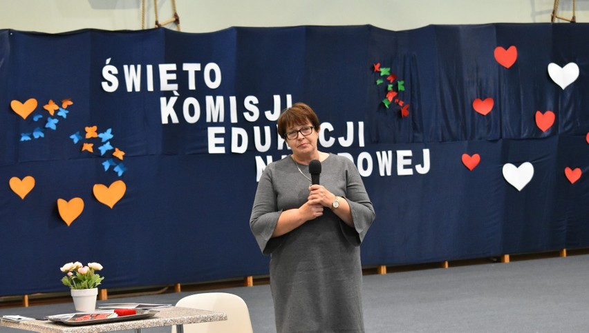 Dzień Nauczyciela w białobrzeskim liceum. Były medale, życzenia, a uczniowie wystawili spektakl