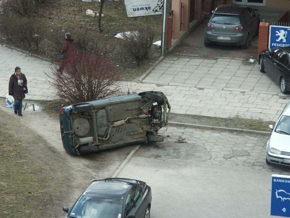 Ten wrak z parkingu przy Berlinga był wielokrotnie przestawiany i przewracany przez mieszkańców.