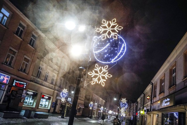 W Rzeszowie w nastrój Bożego Narodzenia wprowadzają świąteczne światełka, które pojawiły się m.in. na Rynku, ul. 3 Maja i al. Cieplińskiego.