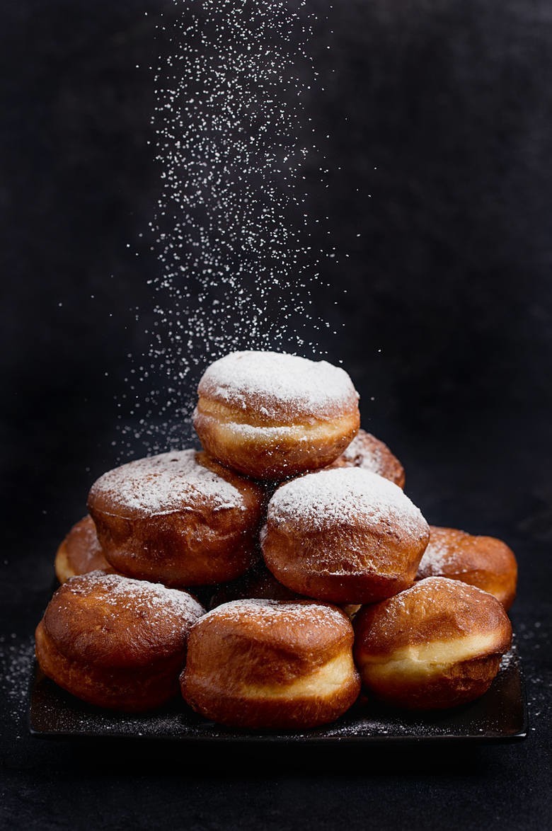 Klasyczne domowe pączki z konfiturą z róży.