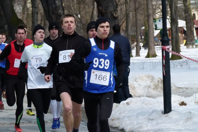 Adam Kobyłka (na zdjęciu z numerem 81) z Rusinowa zajął 7. miejsce w "Biegiem po Parku Kościuszki&#8221;, pierwszej imprezie zaliczanej do cyklu Grand Prix Radomia w biegach ulicznych