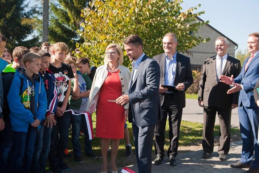 Zielona Ładowarka zadebiutowała. Naładujesz za jej pomocą telefon i skorzystasz z internetu [FOTO]