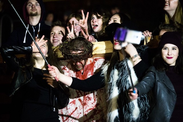 Droga Krzyżowa, której hasło w tym roku to „Jesteś moją pasją”, wyruszyła sprzed Katedry Bydgoskiej wczoraj o godz. 19.30. Jej uczestnicy przeszli przez Stary Rynek, dalej ul. Niedźwiedzią, przez Wyspę Młyńską, bulwarem w kierunku Mostowej, Mostową, Grodzką, Przy Zamczysku w kierunku kościoła oo. Jezuitów na placu Kościeleckich. Tam można było skorzystać ze spowiedzi.Najlepsze szlaki rowerowe w naszym regionie [zdjęcia]Tegoroczna Droga Krzyżowa była przygotowana i przeprowadzona przez wspólnoty młodzieżowe. INFO Z POLSKI - przegląd najciekawszych informacji ostatnich dni w kraju.