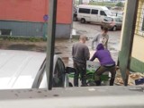 ZIELONA GÓRA. Mężczyźni na rower miejski typu cargo ładują płyty osb. "Brak słów" - komentuje krótko Janusz Kubicki