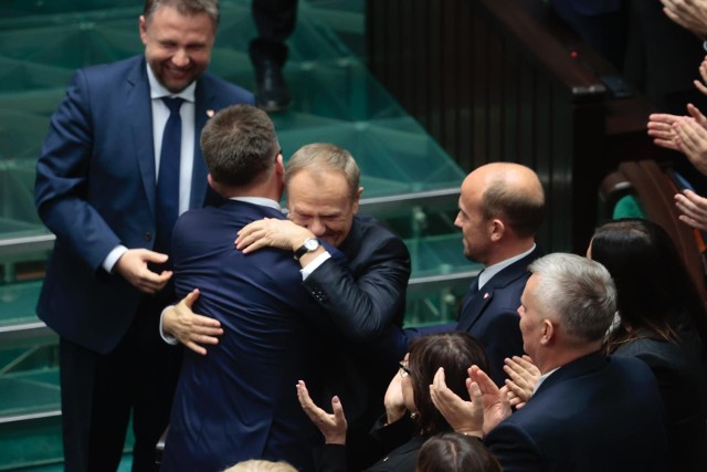 Donald Tusk ściska Szymona Hołownię na pierszym posiedzeniu Sejmu X kadencji.
