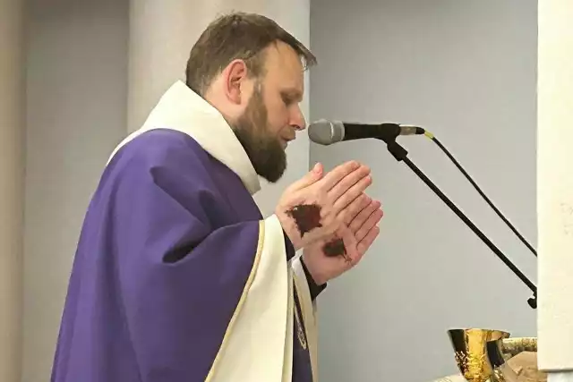 Ojciec Łukasz Prausa twierdzi, że ma stygmaty jak ojciec Pio...