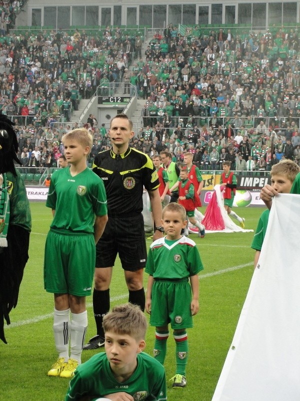 Julek (z prawej) do tej pory dwukrotnie wyprowadzał piłkarzy...