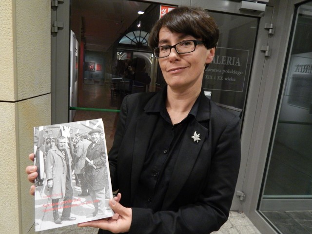 Dr Joanna Filipczyk prezentuje właśnie wydaną książkę "Sztuka na peryferiach. Opolskie środowisko plastyczne 1945-1983", której jest autorką.