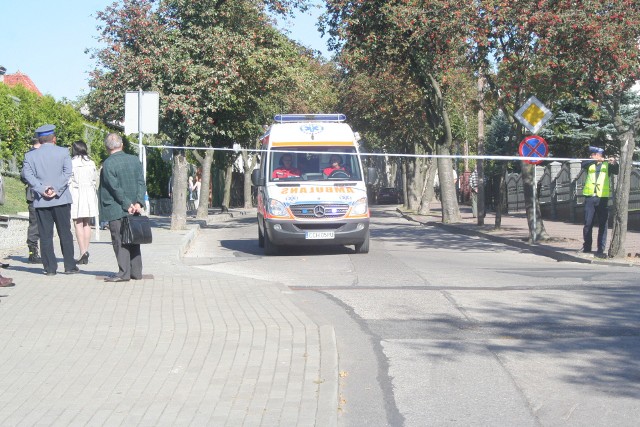 Policjanci używają swoich taśm do zamknięcia dostępu nie tylko do otwartych mieszkań, ale też ulic, na które wzywani są do zdarzeń