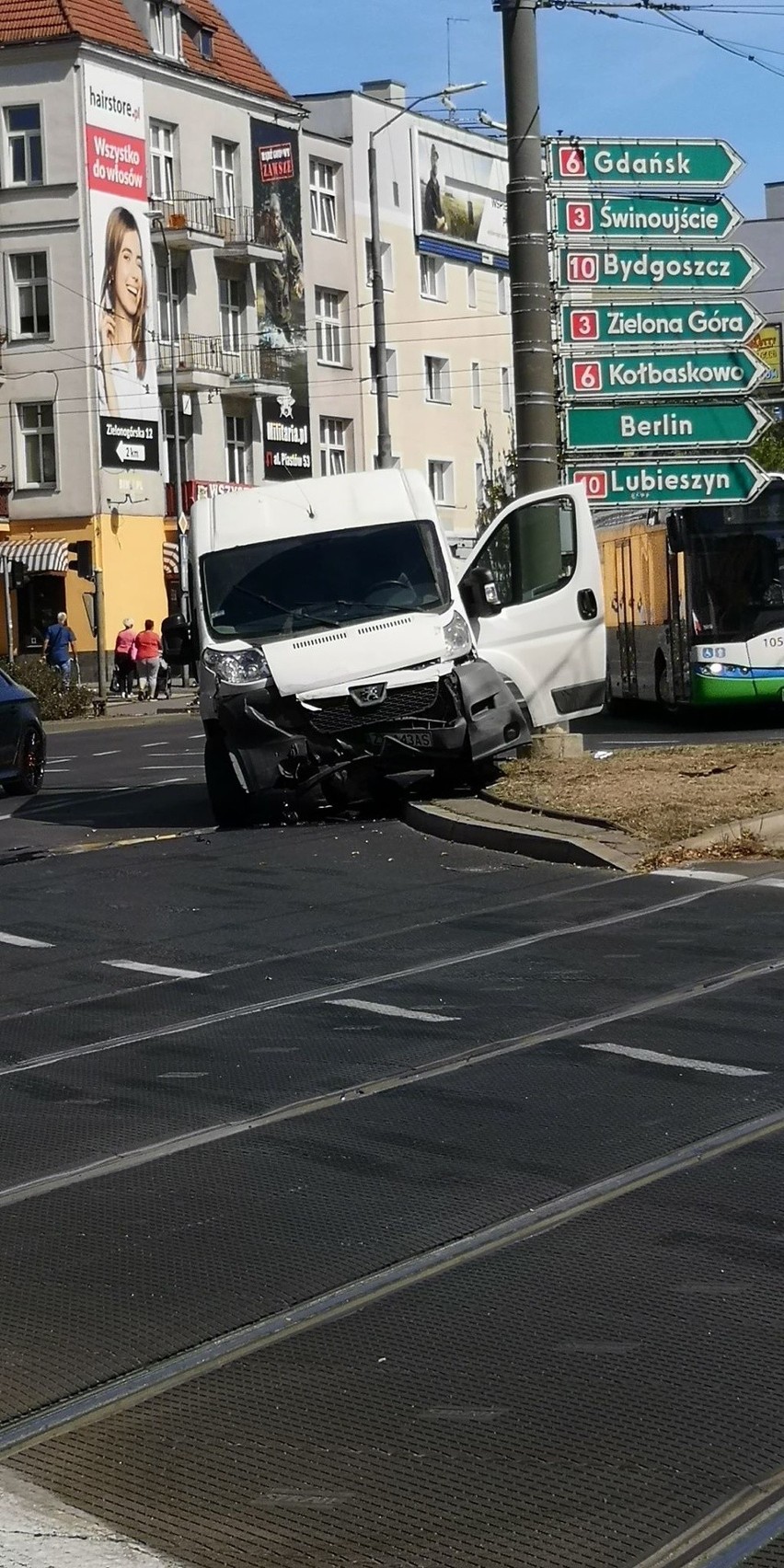 Kolizja na pl. Kościuszki w Szczecinie. Samochód na boku. ZDJĘCIA