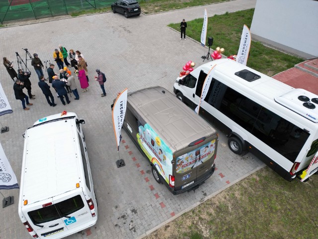 Szkoły w powiecie radomskim otrzymały nowe samochody, aby dowozić uczniów.
