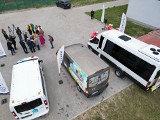 Powiat Radomski przekazał trzy busy o łącznej wartości miliona złotych. Auta pomagają w transporcie niepełnosprawnych
