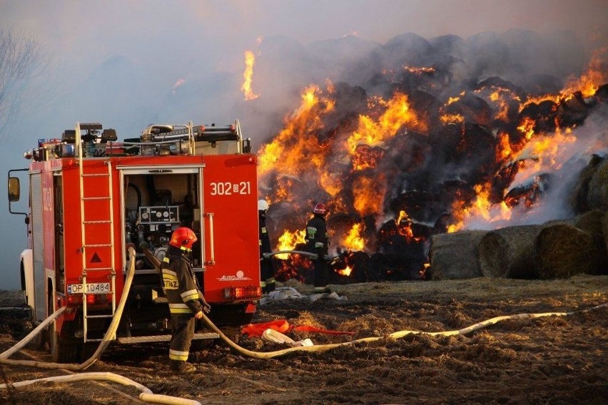 12 zastępów straży gasiło wielki pożar słomy na ul....