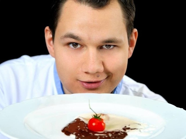 Łukasz Konik urodził się w Gorzowie i tutaj skończył technikum gastronomiczne. Ma 25 lat i jest najmłodszym szefem kuchni przyjętym w 2009 roku do elitarnej Fundacji Klubu Szefów Kuchni.