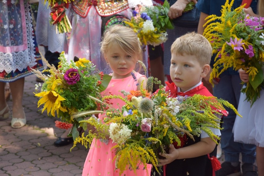 Najpiękniejsze bukiety od gospodyń i dzieci dla Matki Boskiej Zielnej. Konkurs kompozycji i wiązanek w Zielonkach [ZDJĘCIA]