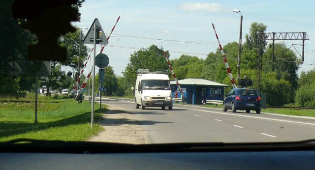 Mundurowi zwracali uwagę, na zachowanie kierowców w rejonie przejazdów, a w szczególności na to, czy zatrzymują się przed znakiem STOP oraz czy nie wjeżdżają na strzeżony przejazd w czasie opuszczonej zapory