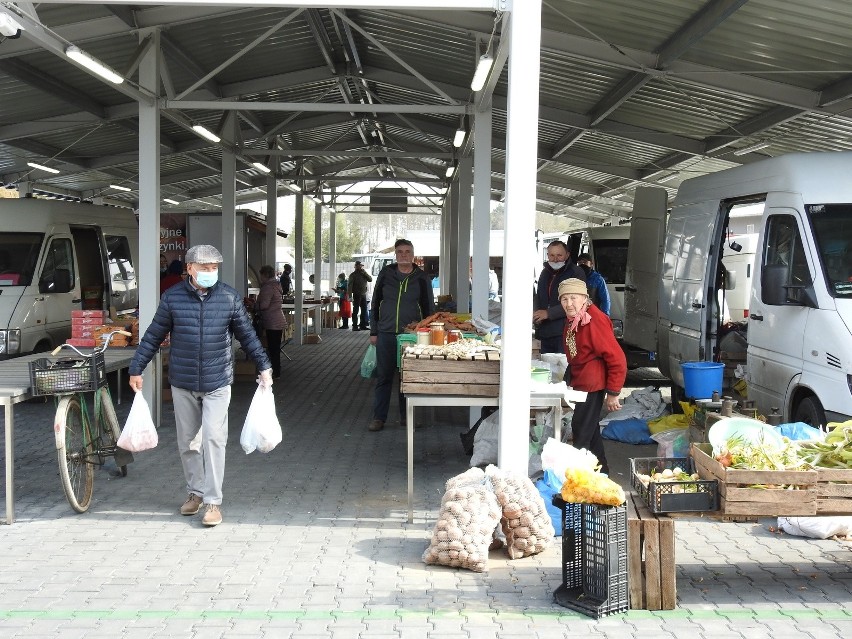 Małkinia Górna. Targowisko "Mój Rynek". Mieszkańcy znów mogą robić zakupy na targowisku gminnym, 25.04.2020. Zobacz zdjęcia 