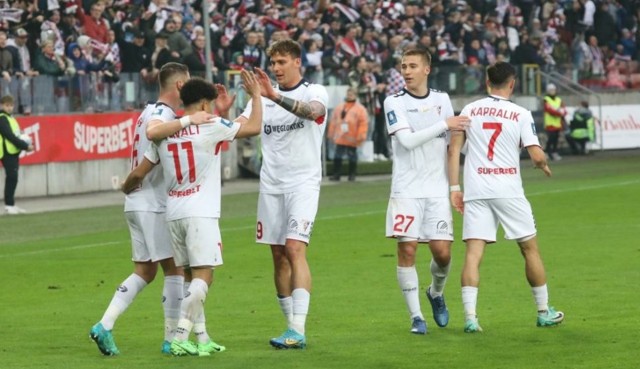 Piłkarze Górnika Zabrze cieszący się z gola przeciwko Jagiellonii Białystok.