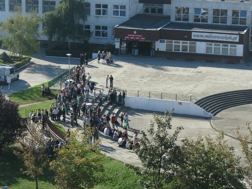 Ewakuacja szkoły przy ul. Szkockiej zakończona. Bomby nie znaleziono (ZDJĘCIA)