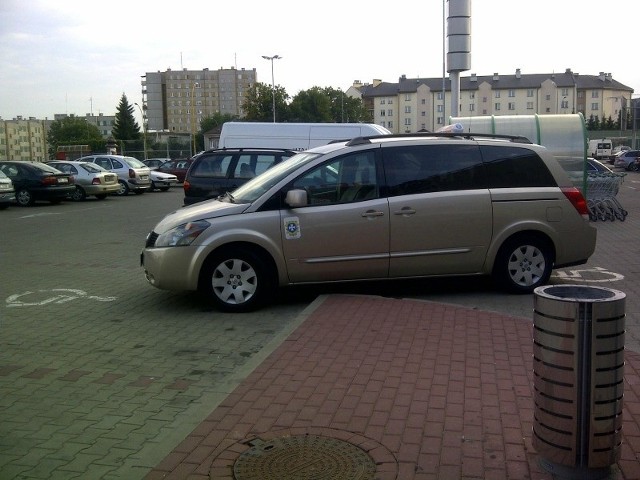 Parking przed galerią Nowy Świat w Rzeszowie.