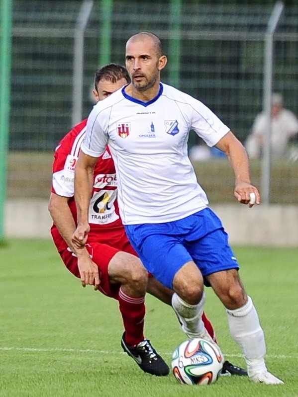 W białej koszulce strzelec gola dla MKS-u Maciej Kowalczyk.
