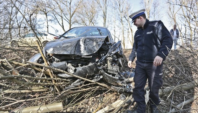 (pij)Do zdarzenia doszło w środę, 16 marca na starej drodze z Cigacic do Zielonej Góry. Jak wynika z pierwszych ustaleń, kierujący citroenem, na prostym odcinku wyprzedzał kolumnę aut. Manewr ten rozpoczął też jadący w tym samym kierunku kierowca mercedesa. Nie zauważył jednak citroena.Kierowca mercedesa wjechał w bok citroena, który wypadł z drogi i uderzył w drzewa na poboczu. Mercedes również znalazł się poza jezdnią, zatrzymał się w krzakach. Na miejsce wypadku został wezwany śmigłowiec lotniczego pogotowia ratunkowego. Citroenem jechali mężczyzna, kobieta i roczne dziecko. Na szczęście doznali tylko ogólnych potłuczeń. Jak się okazało, zmierzali na pogrzeb. Z kolei kierowca mercedesa został przebadany narkotestem. Urządzenie wykazało marihuanę, więc mężczyzna trafił do szpitala. Badanie moczu wykluczyło jednak to, żeby znajdował się pod wpływem narkotyków.